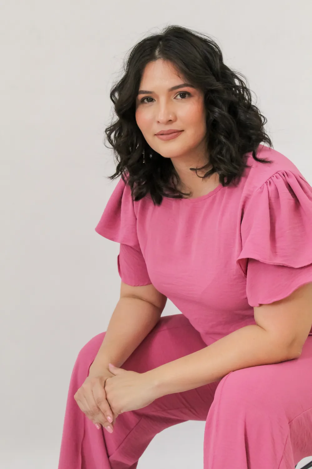 Dra. Oriana González em retrato de estúdio, com roupa rosa